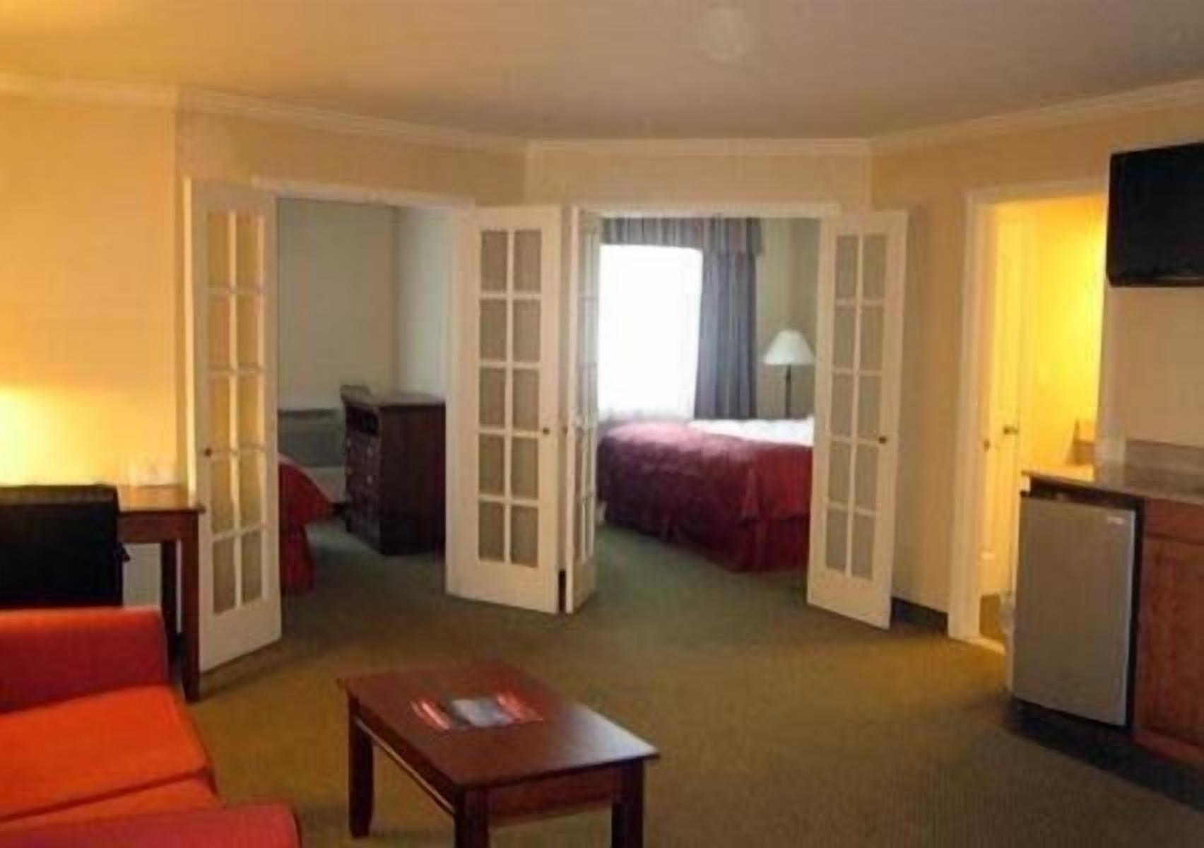 Clarion Inn & Suites At The Outlets Of Lake George Eksteriør billede