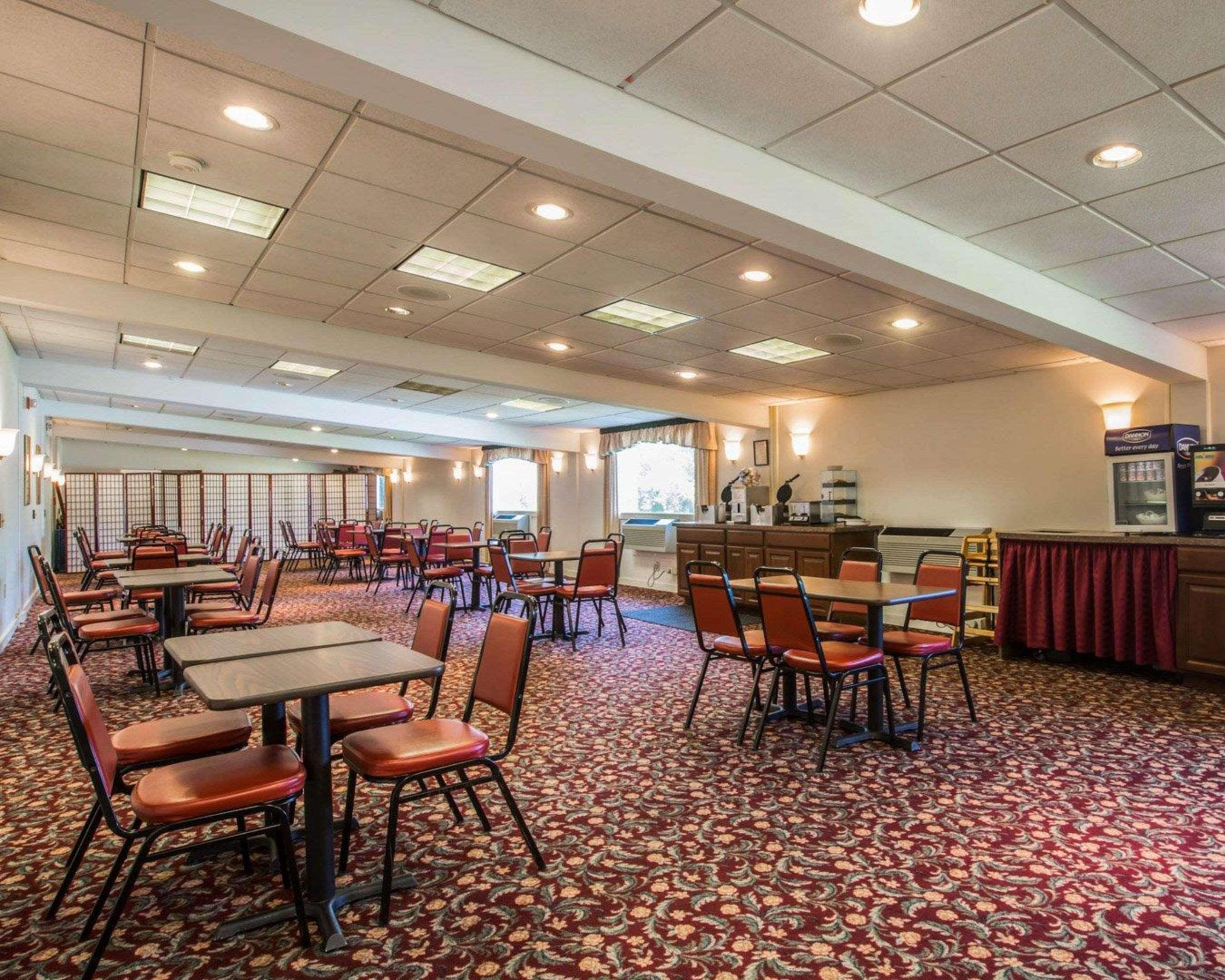 Clarion Inn & Suites At The Outlets Of Lake George Eksteriør billede