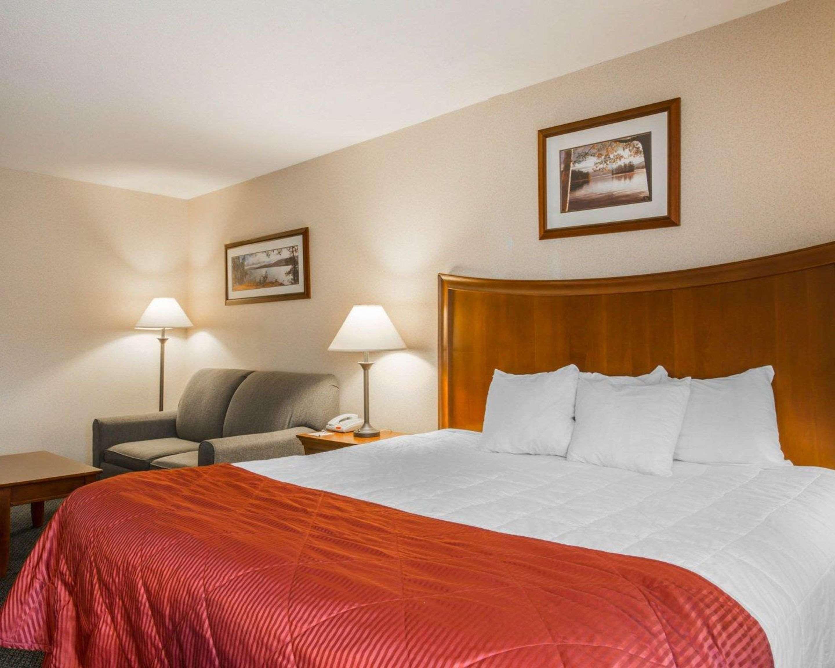 Clarion Inn & Suites At The Outlets Of Lake George Eksteriør billede