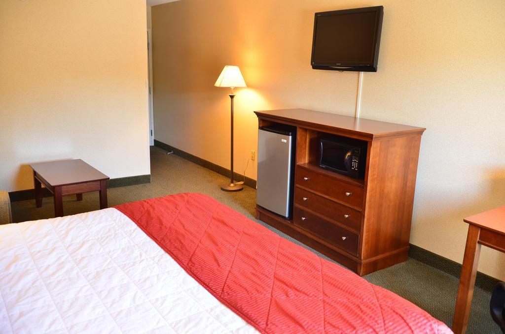 Clarion Inn & Suites At The Outlets Of Lake George Eksteriør billede