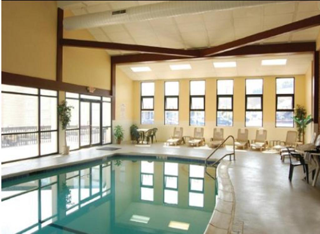 Clarion Inn & Suites At The Outlets Of Lake George Eksteriør billede
