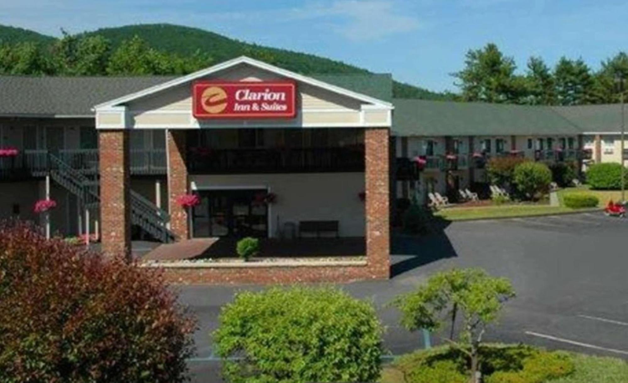 Clarion Inn & Suites At The Outlets Of Lake George Eksteriør billede