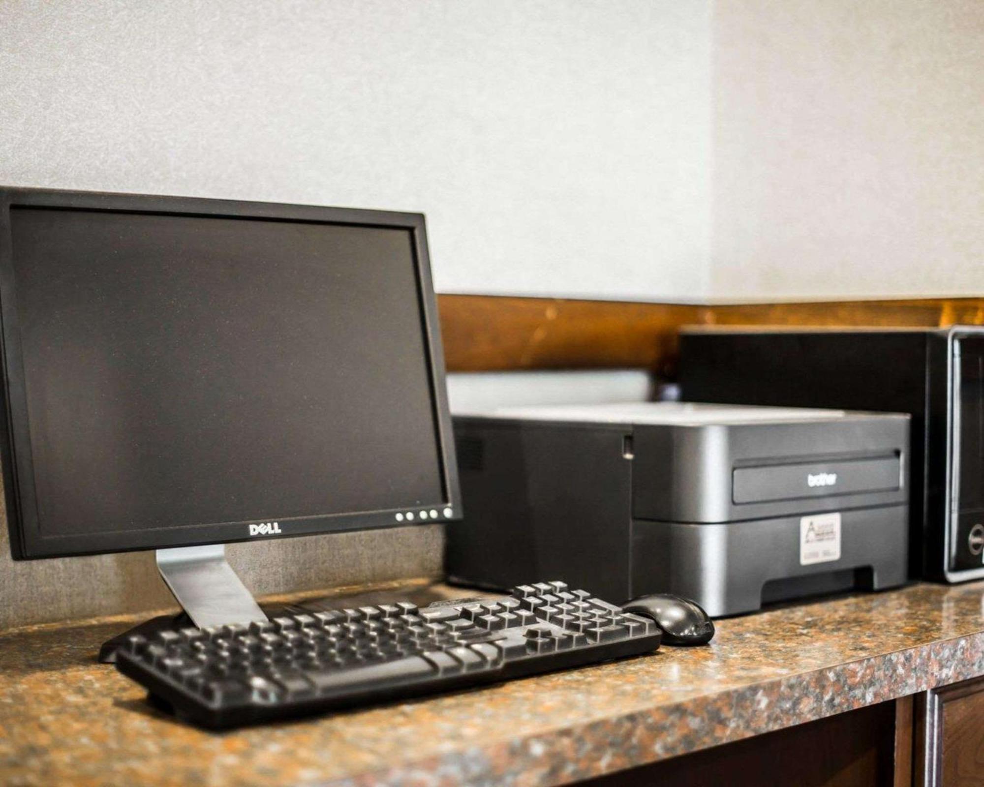Clarion Inn & Suites At The Outlets Of Lake George Eksteriør billede