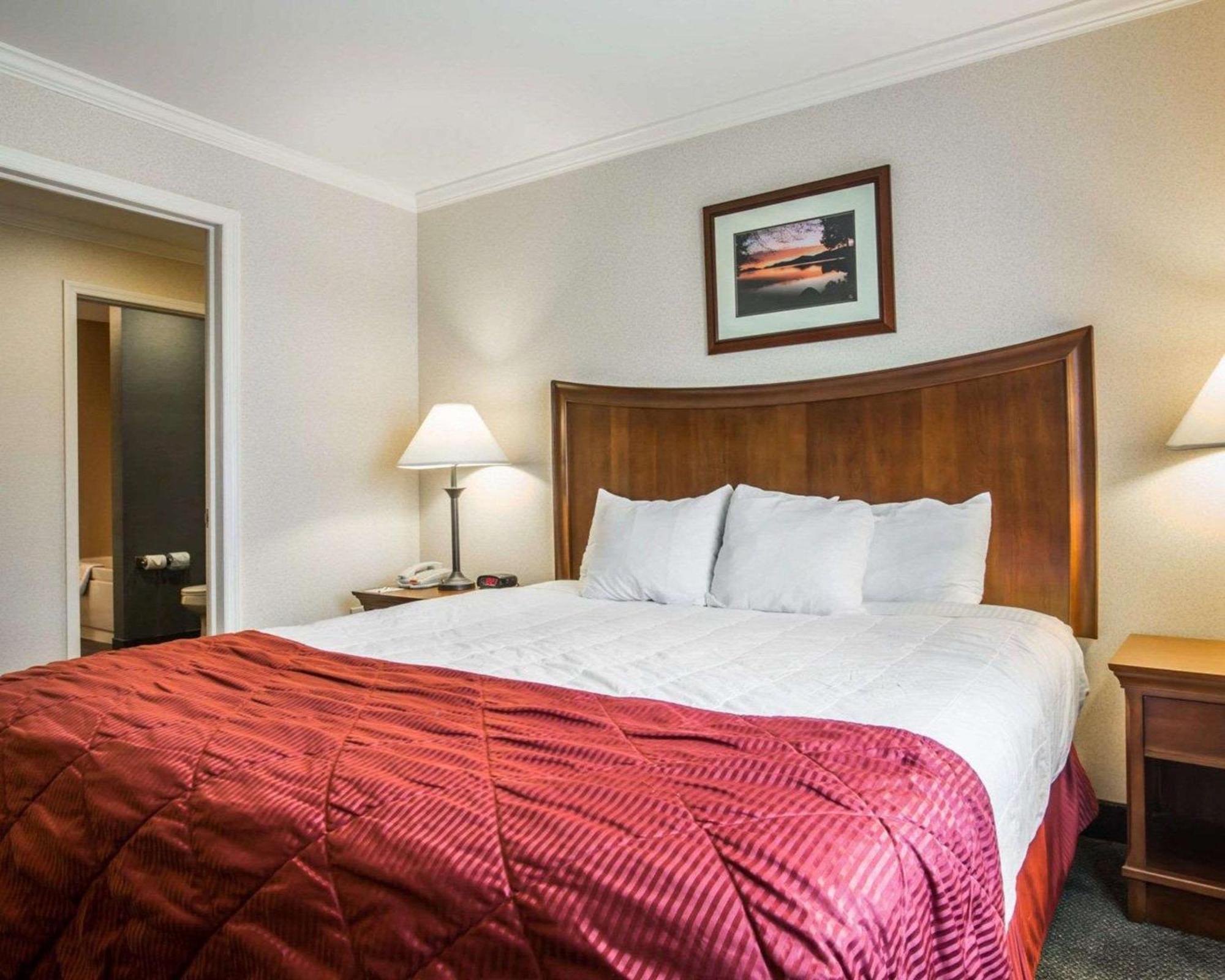 Clarion Inn & Suites At The Outlets Of Lake George Eksteriør billede
