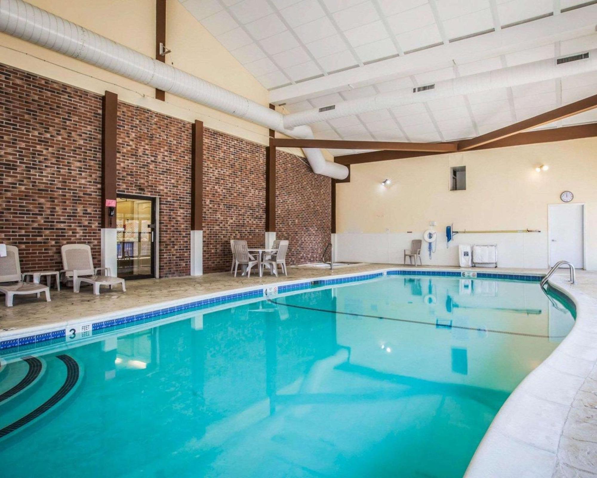 Clarion Inn & Suites At The Outlets Of Lake George Eksteriør billede