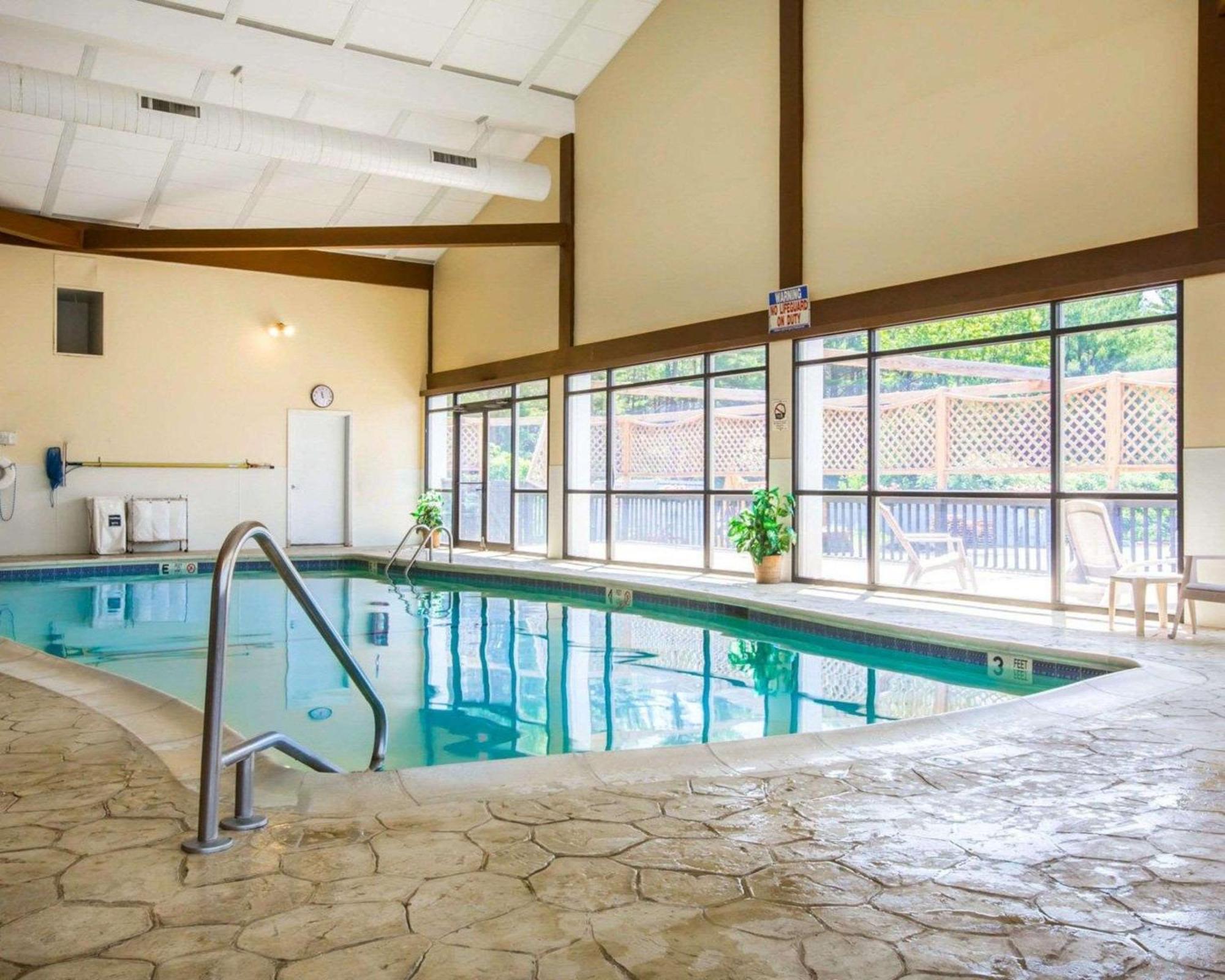 Clarion Inn & Suites At The Outlets Of Lake George Eksteriør billede