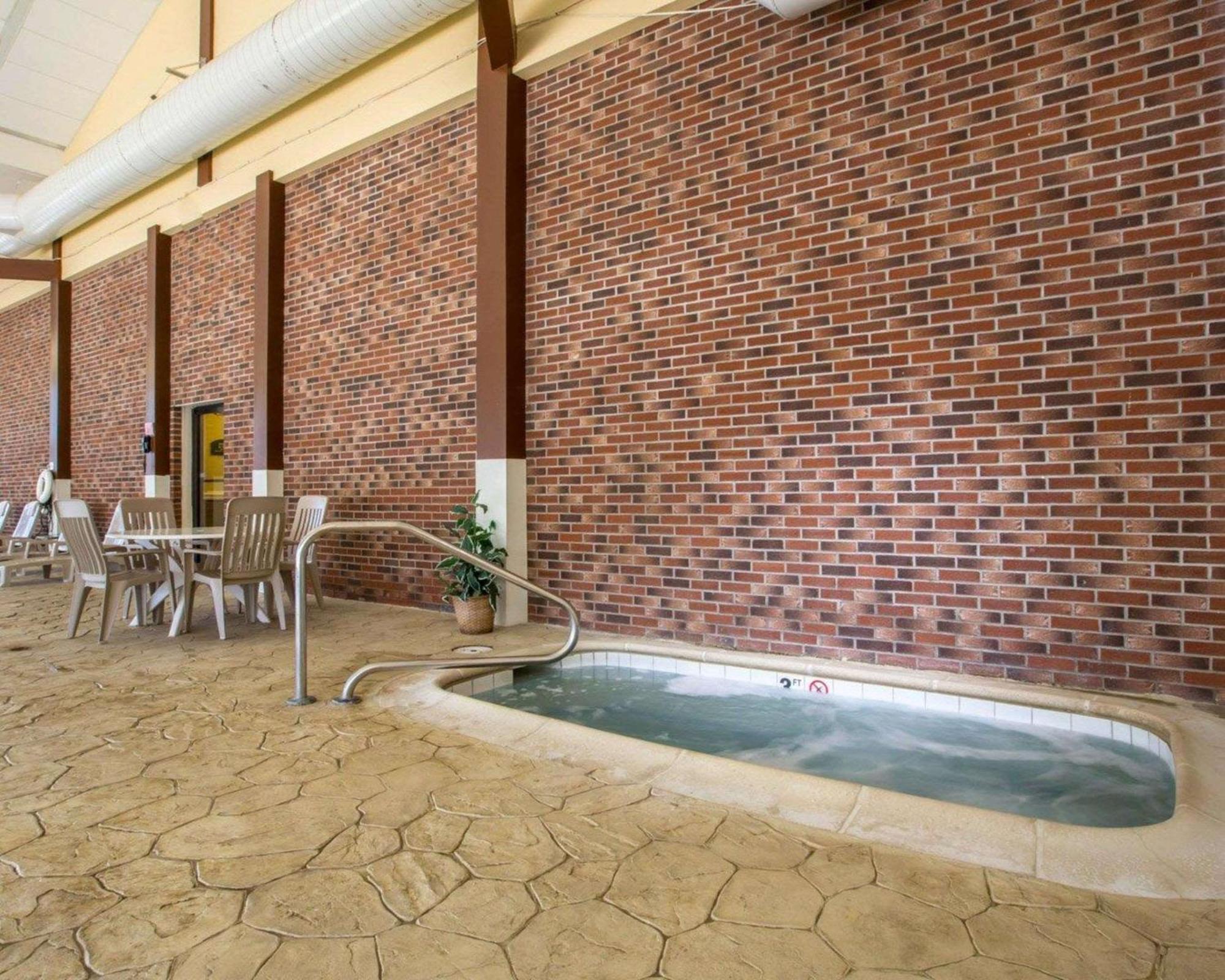 Clarion Inn & Suites At The Outlets Of Lake George Eksteriør billede