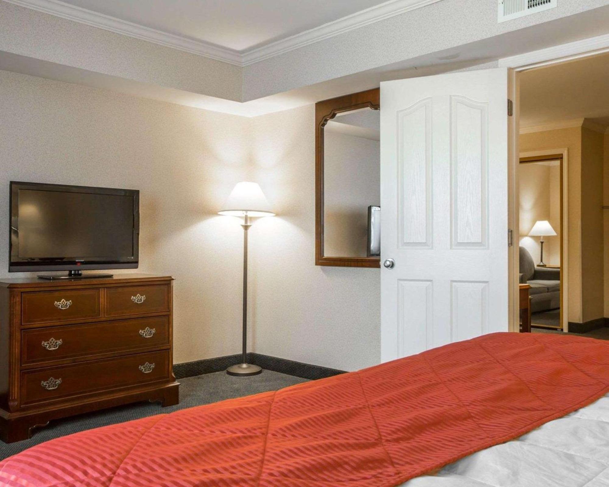 Clarion Inn & Suites At The Outlets Of Lake George Eksteriør billede