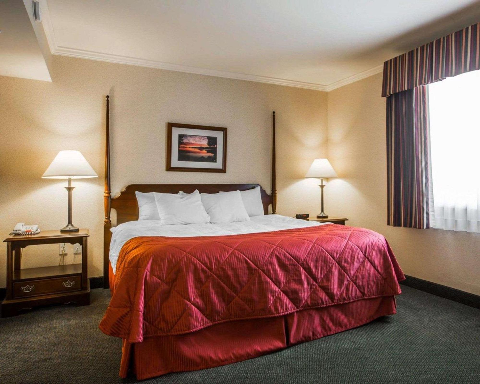 Clarion Inn & Suites At The Outlets Of Lake George Eksteriør billede