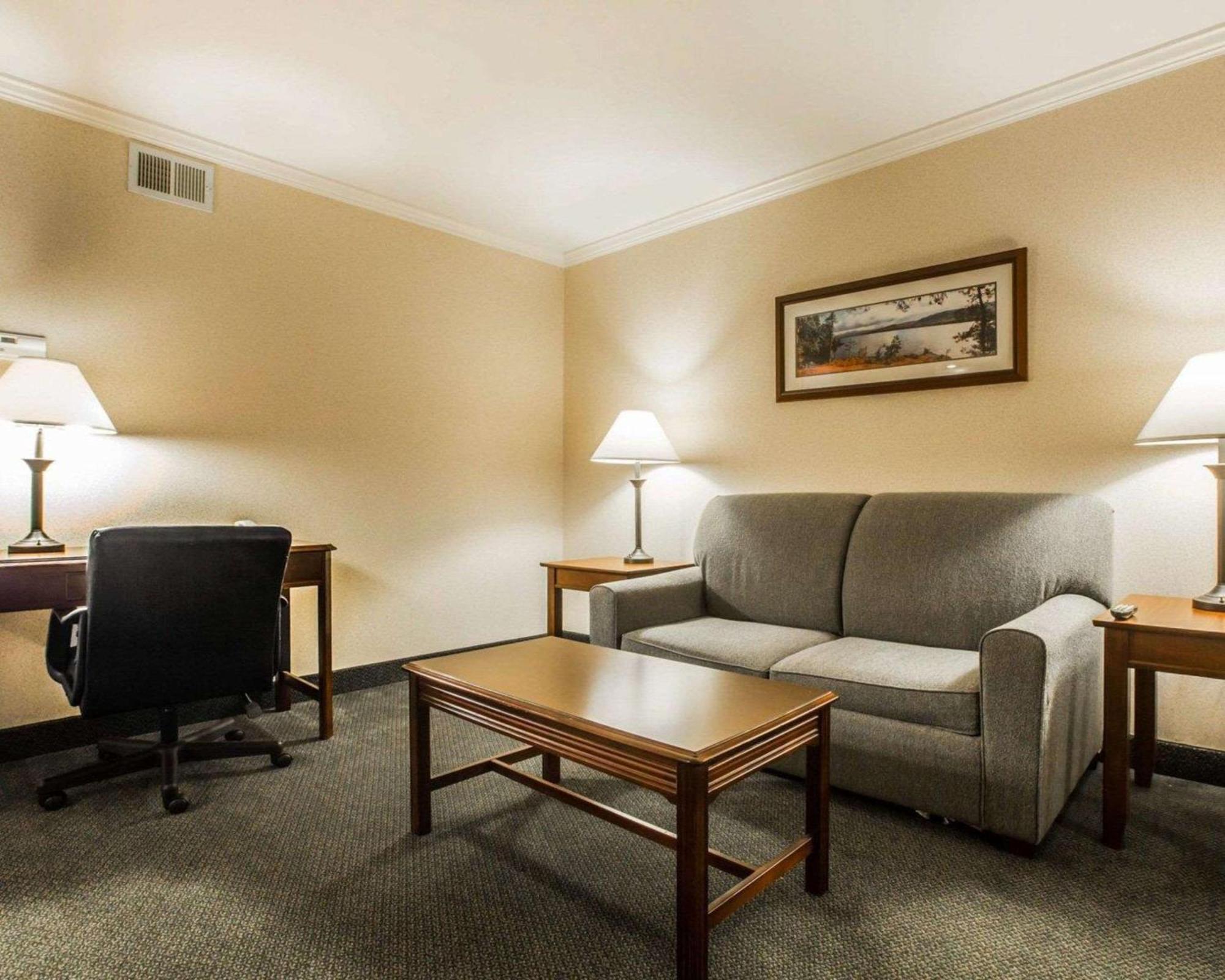 Clarion Inn & Suites At The Outlets Of Lake George Eksteriør billede