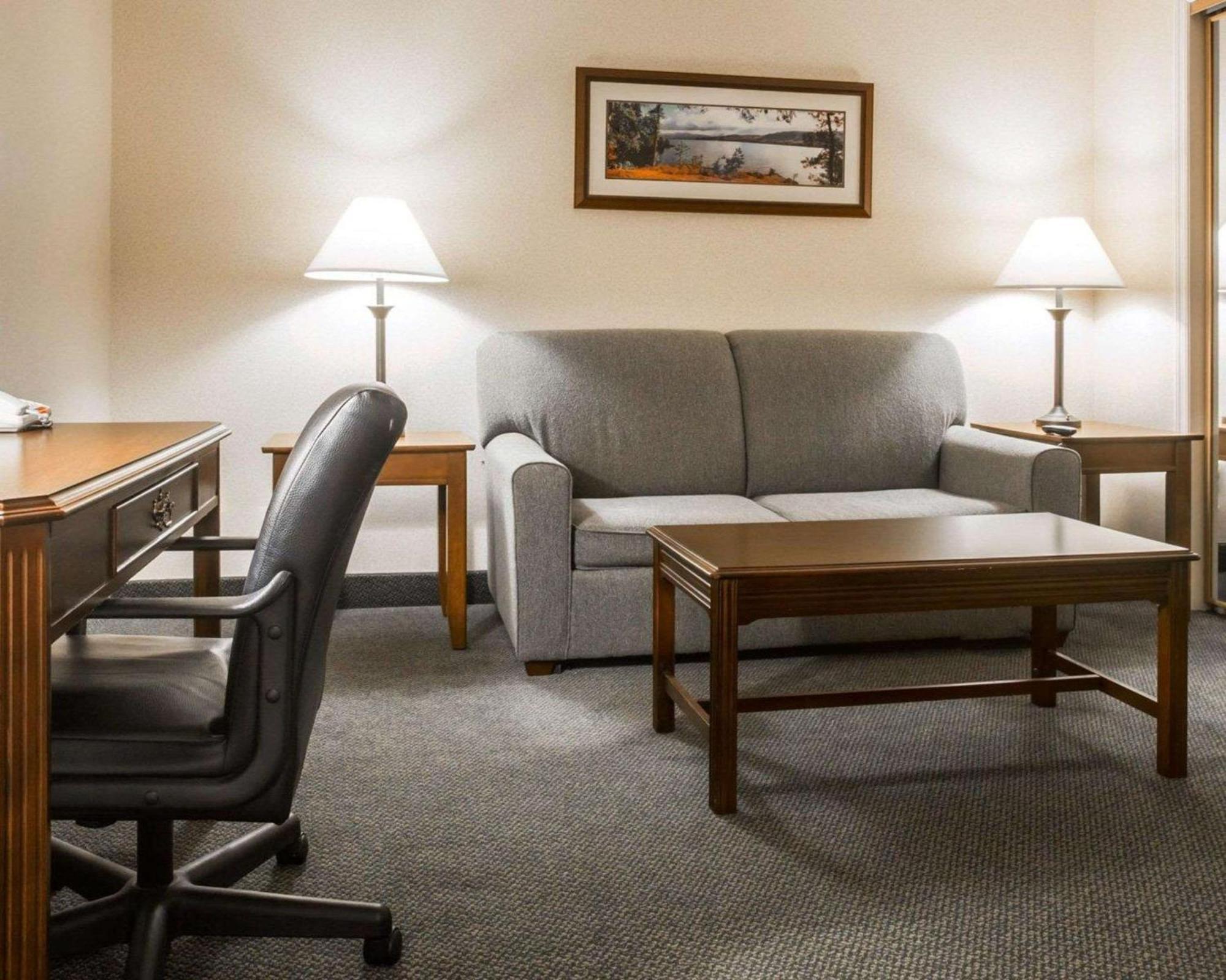 Clarion Inn & Suites At The Outlets Of Lake George Eksteriør billede