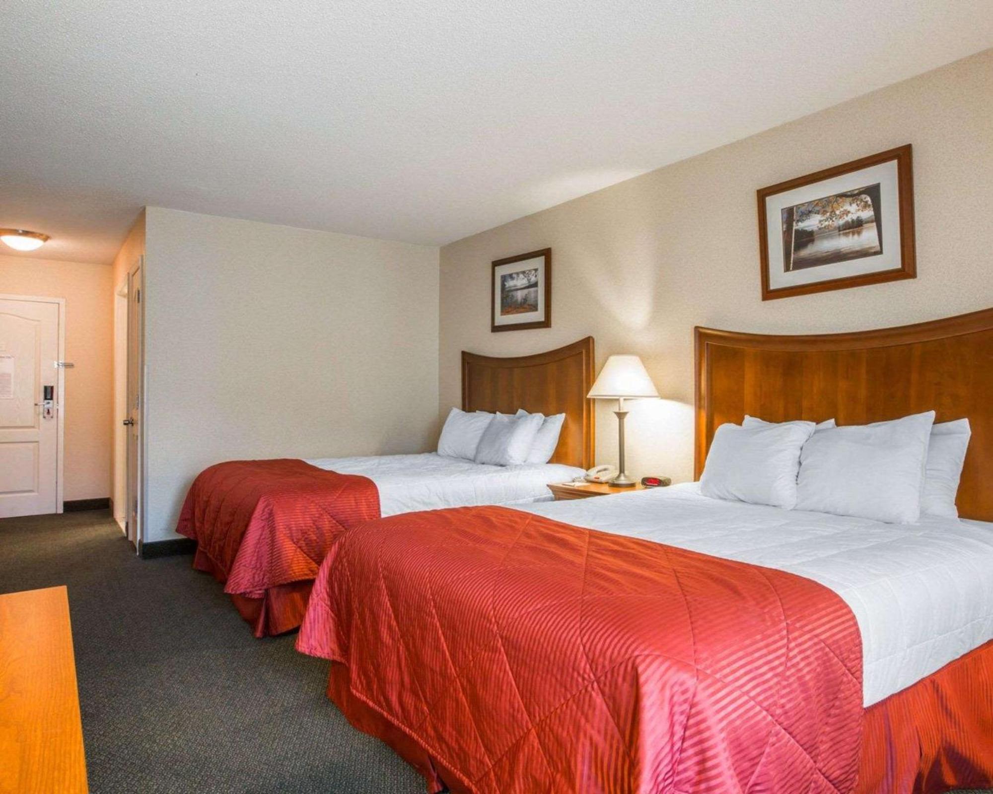 Clarion Inn & Suites At The Outlets Of Lake George Eksteriør billede