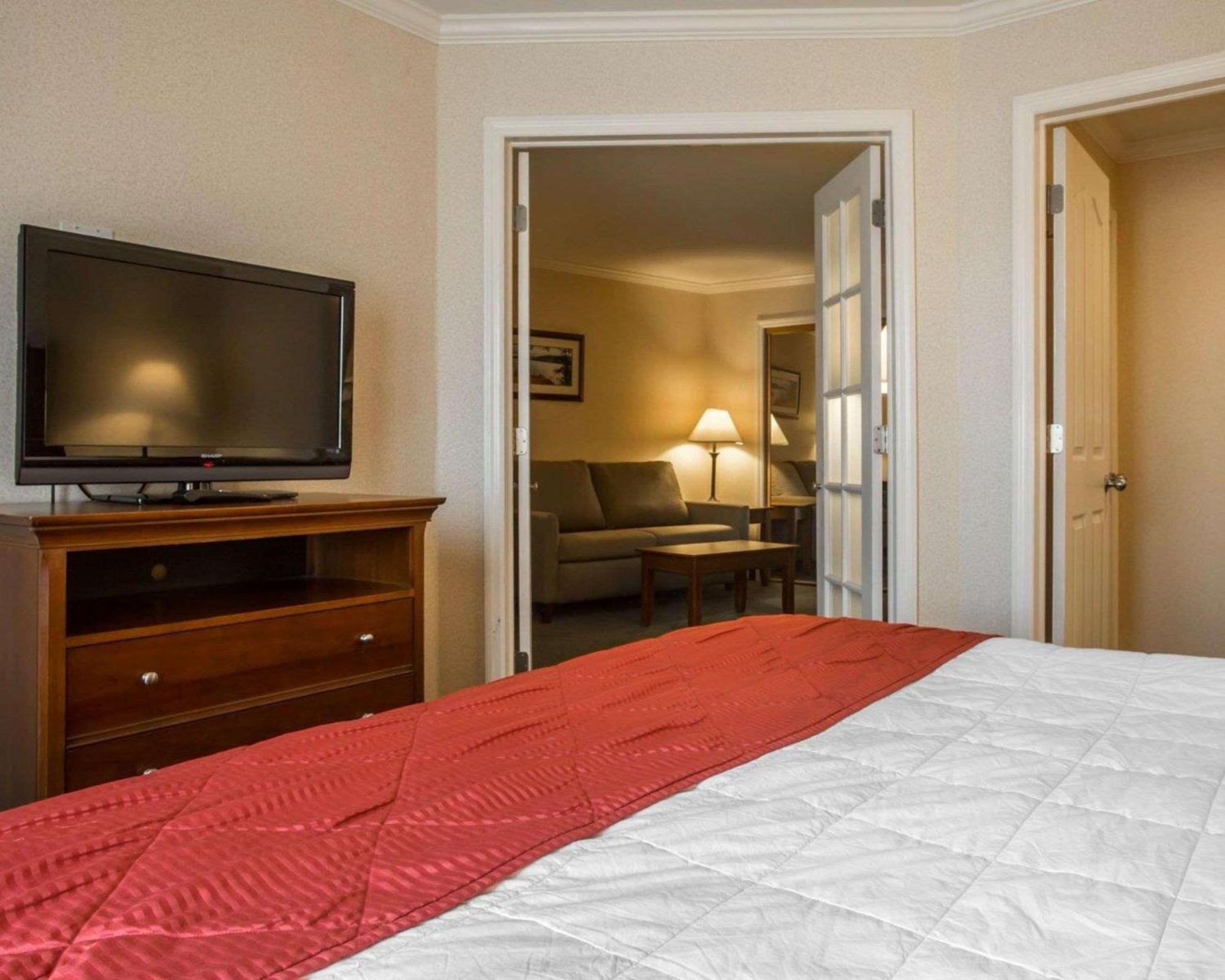 Clarion Inn & Suites At The Outlets Of Lake George Eksteriør billede
