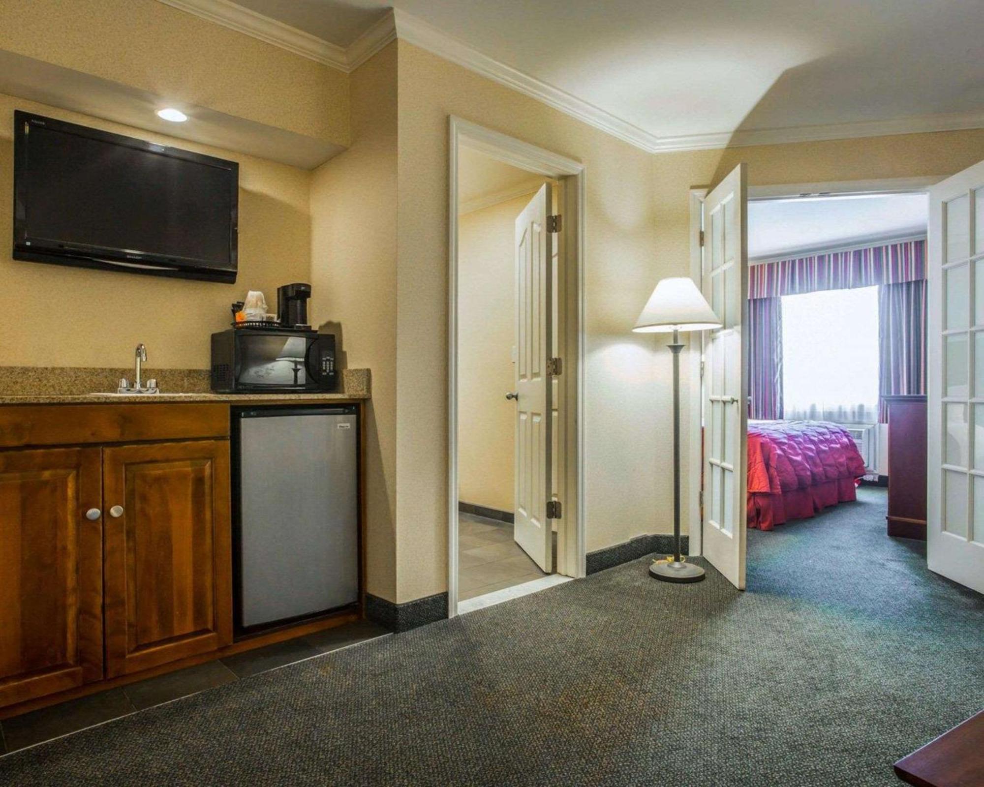 Clarion Inn & Suites At The Outlets Of Lake George Eksteriør billede
