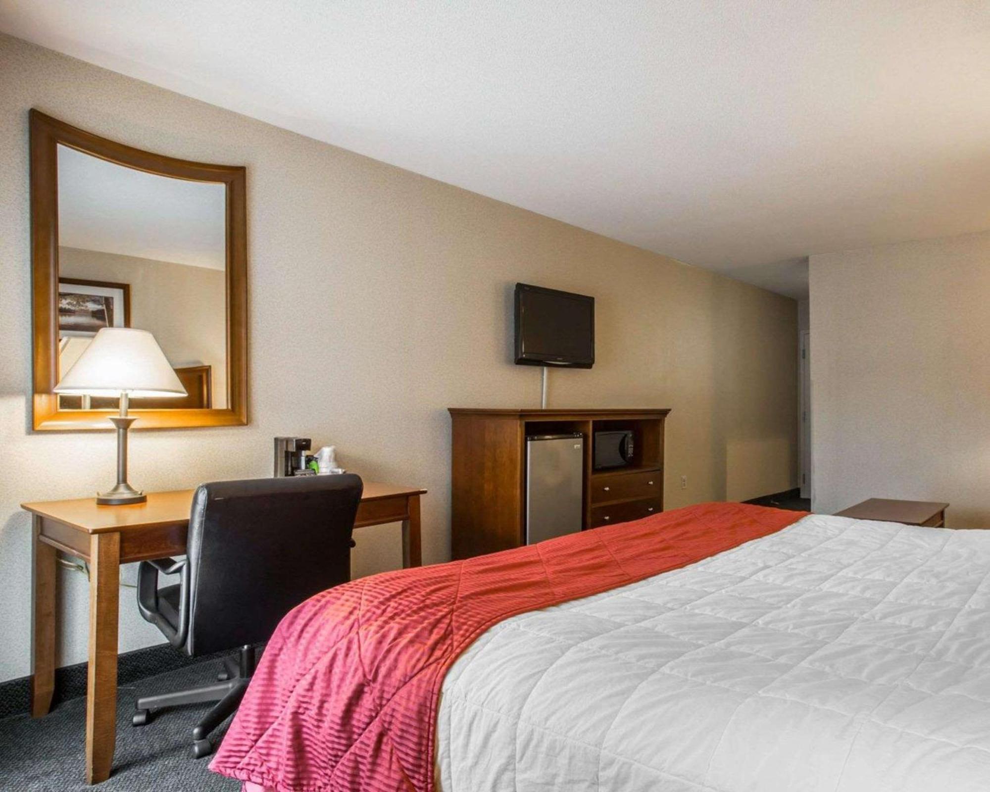 Clarion Inn & Suites At The Outlets Of Lake George Eksteriør billede