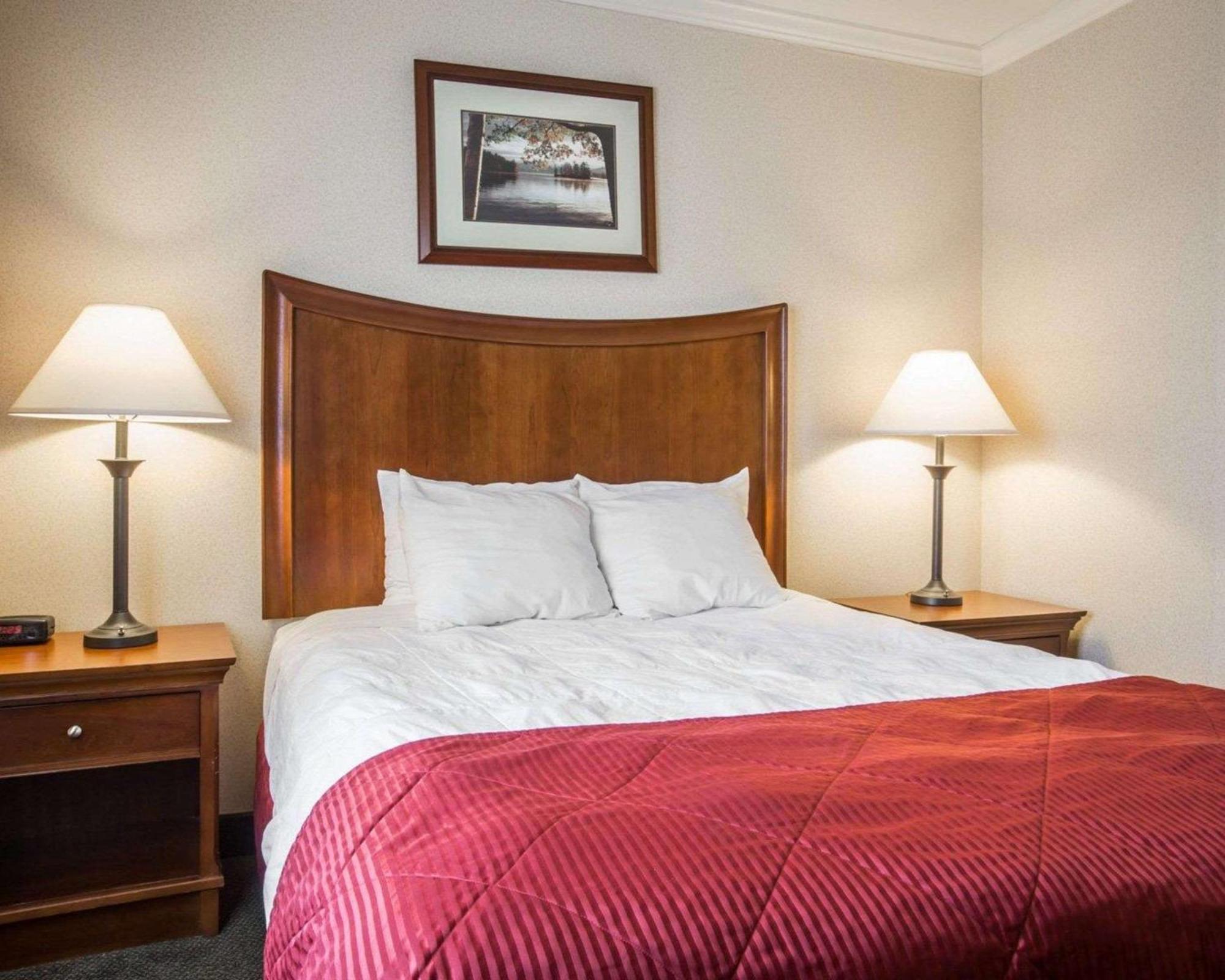 Clarion Inn & Suites At The Outlets Of Lake George Eksteriør billede