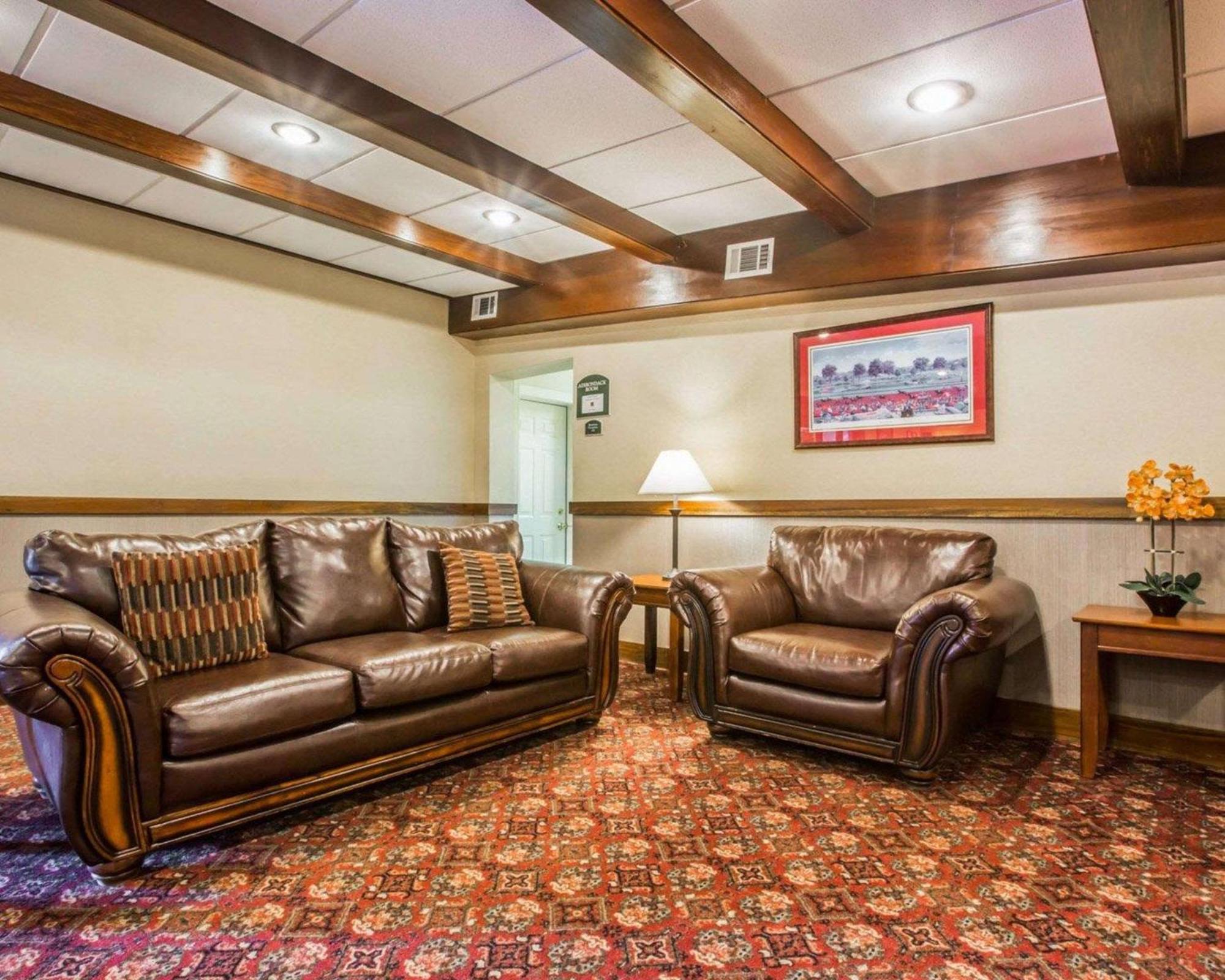 Clarion Inn & Suites At The Outlets Of Lake George Eksteriør billede