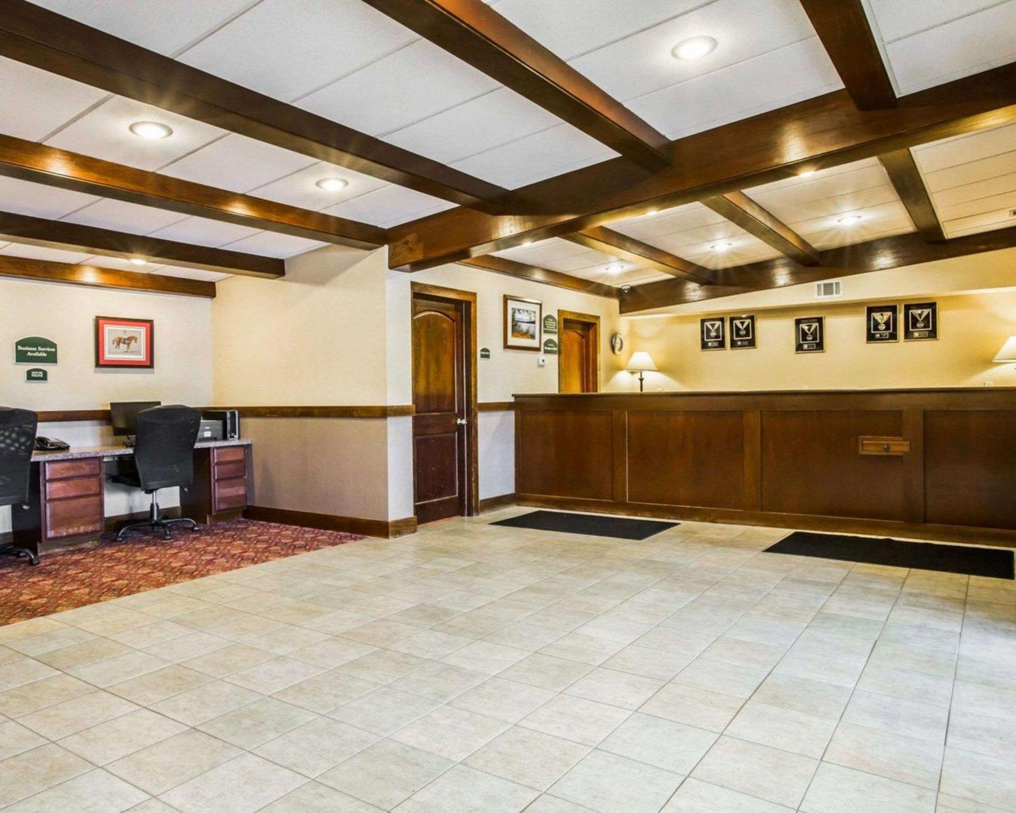 Clarion Inn & Suites At The Outlets Of Lake George Eksteriør billede