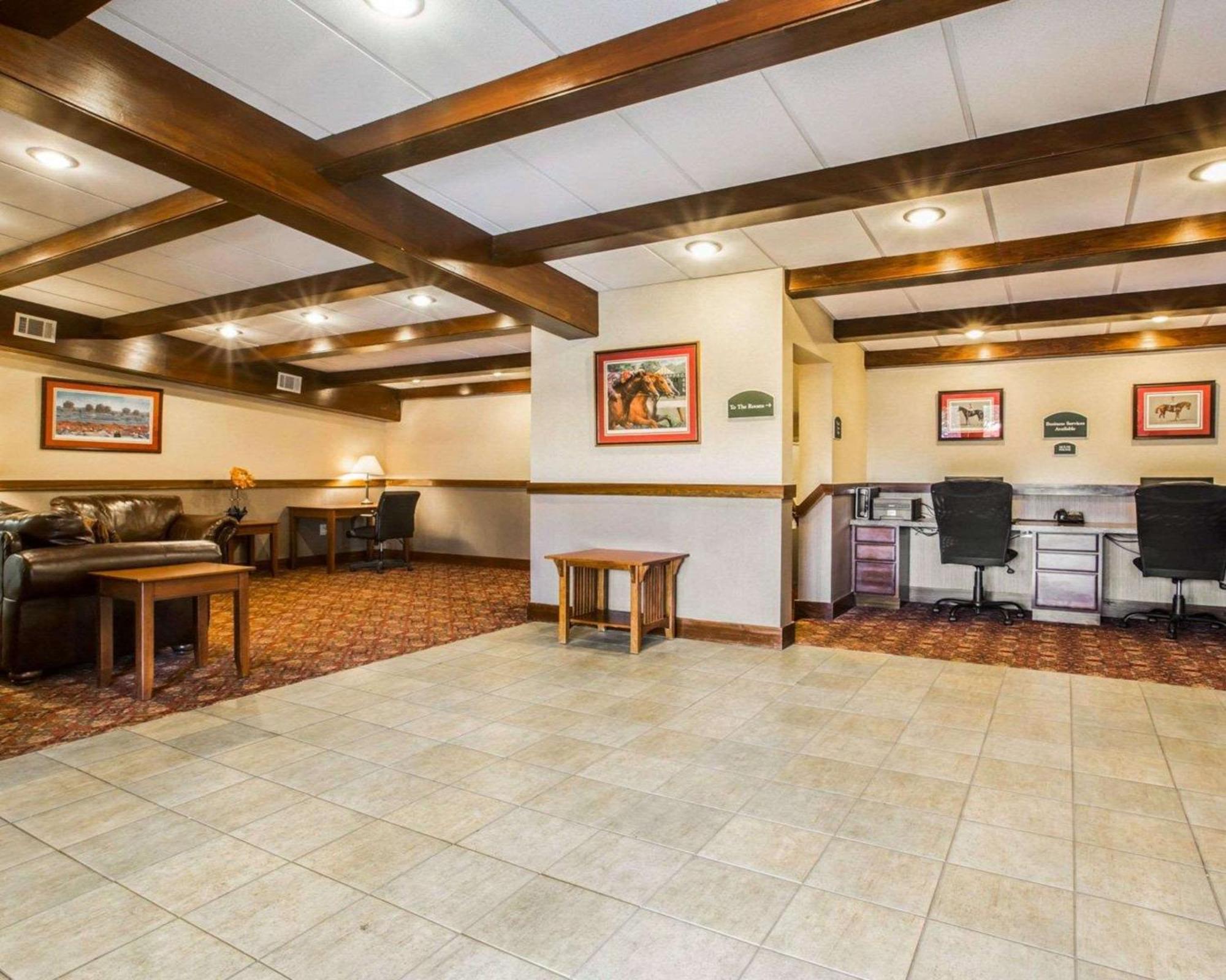 Clarion Inn & Suites At The Outlets Of Lake George Eksteriør billede