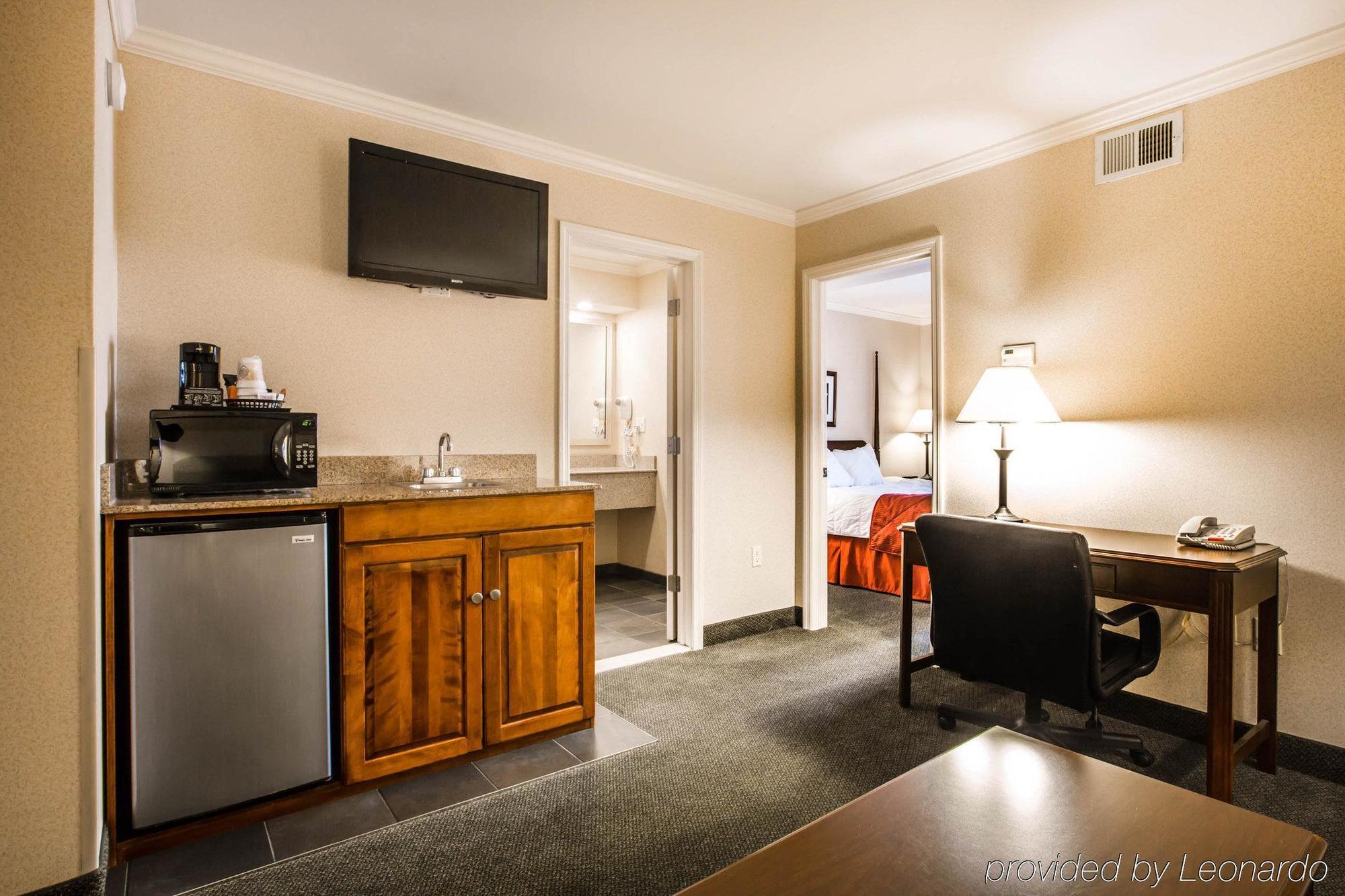 Clarion Inn & Suites At The Outlets Of Lake George Eksteriør billede
