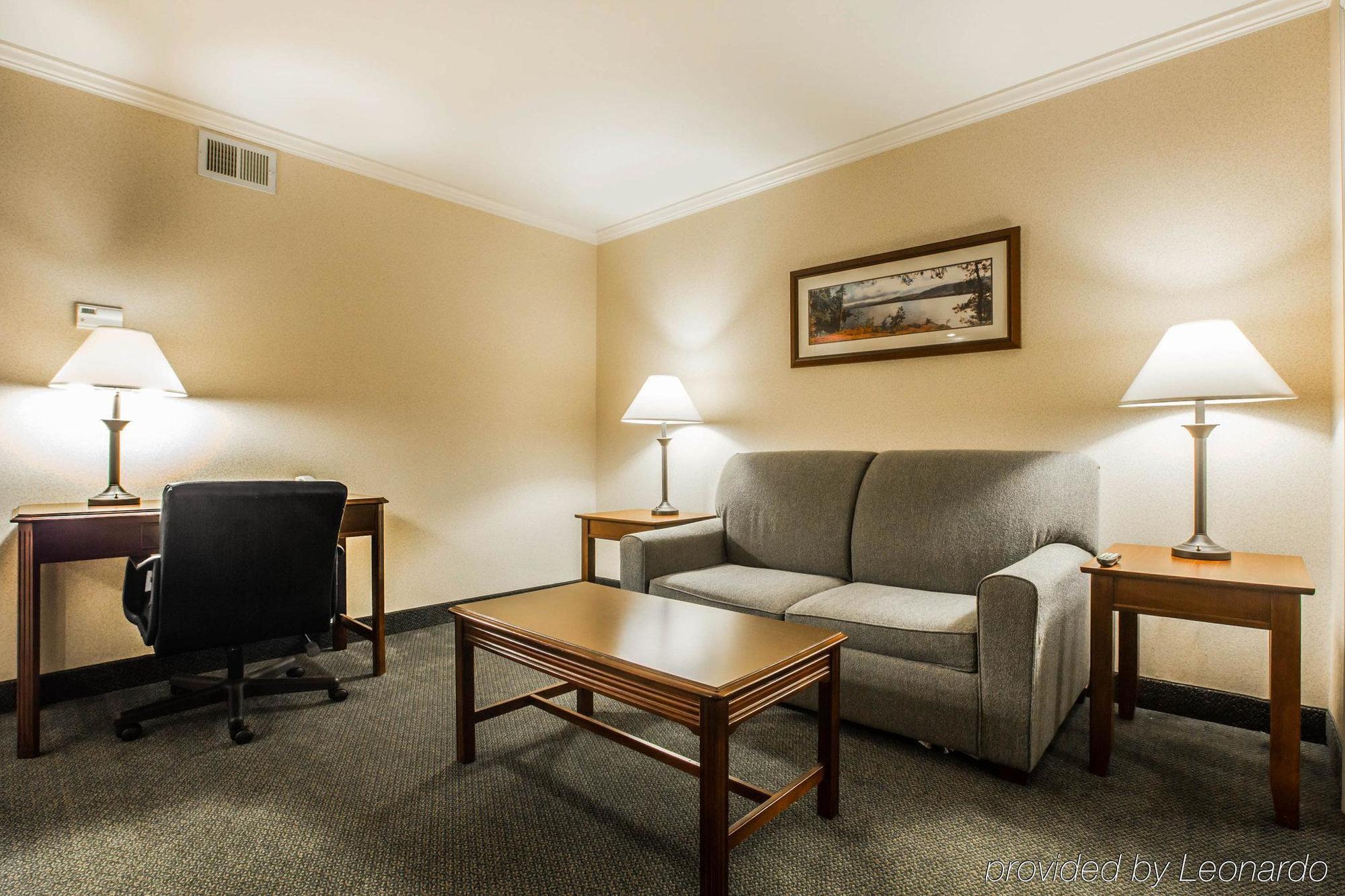 Clarion Inn & Suites At The Outlets Of Lake George Eksteriør billede