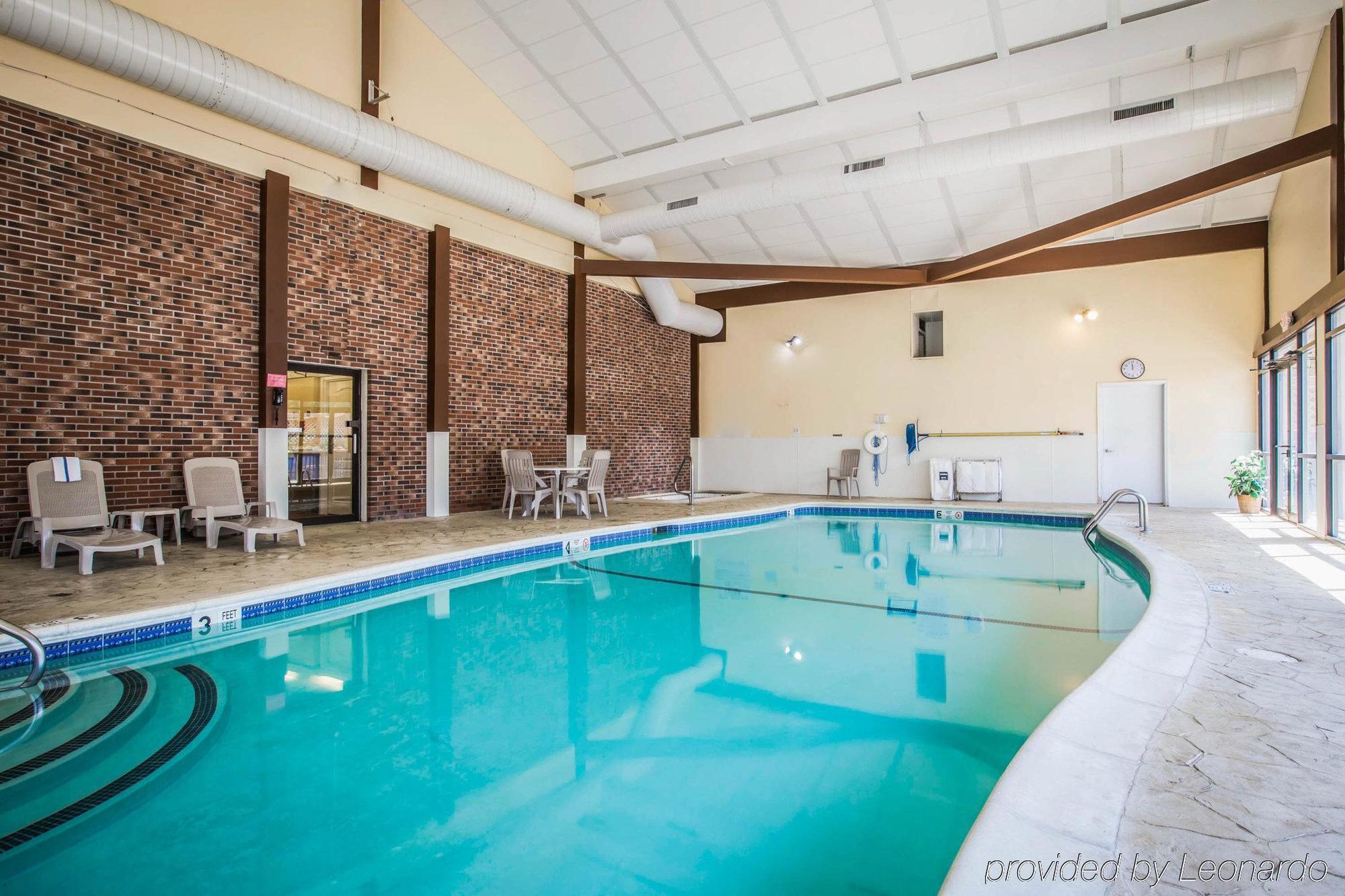 Clarion Inn & Suites At The Outlets Of Lake George Eksteriør billede