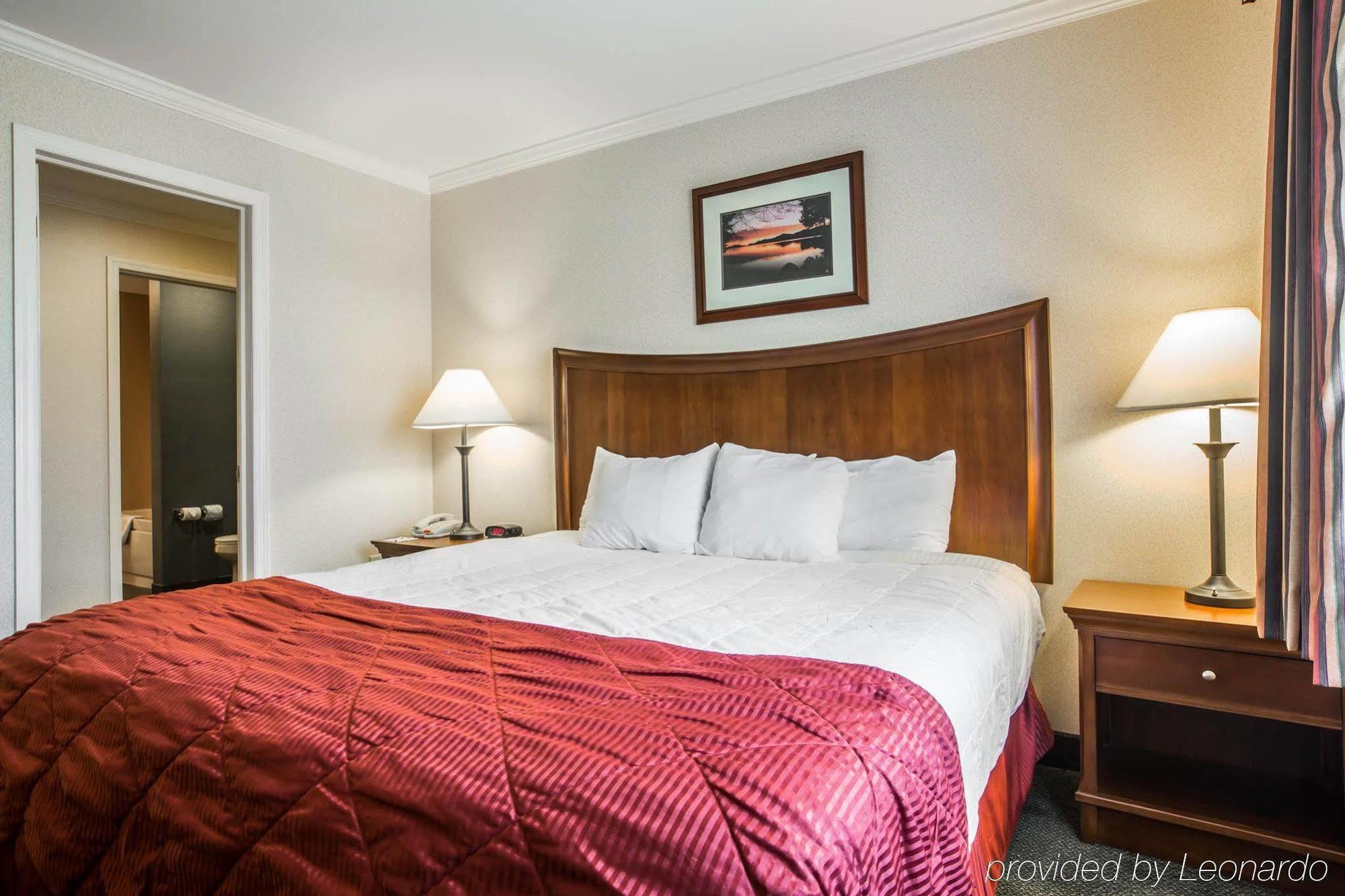 Clarion Inn & Suites At The Outlets Of Lake George Eksteriør billede