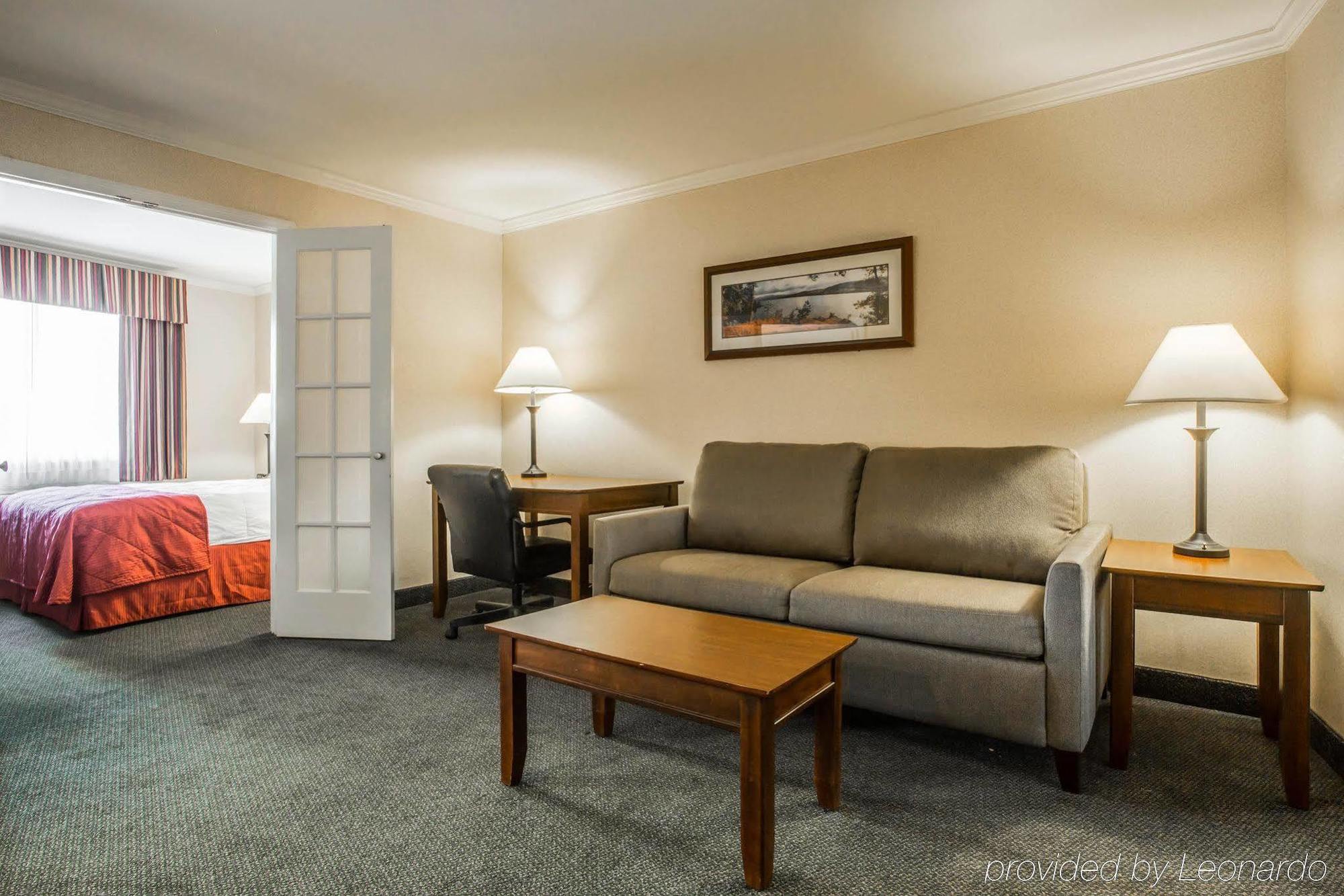 Clarion Inn & Suites At The Outlets Of Lake George Eksteriør billede