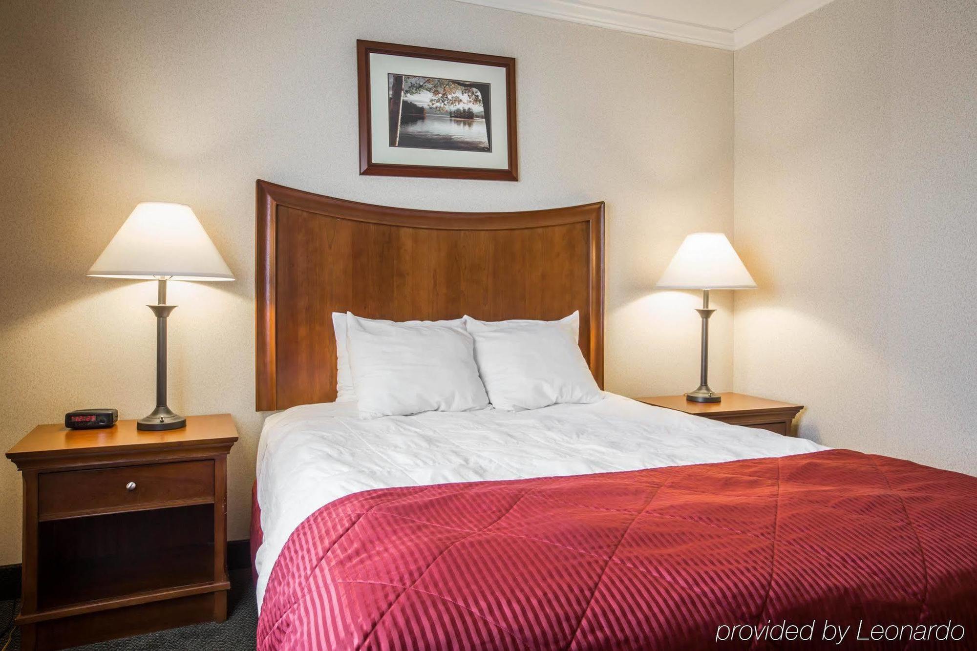 Clarion Inn & Suites At The Outlets Of Lake George Eksteriør billede