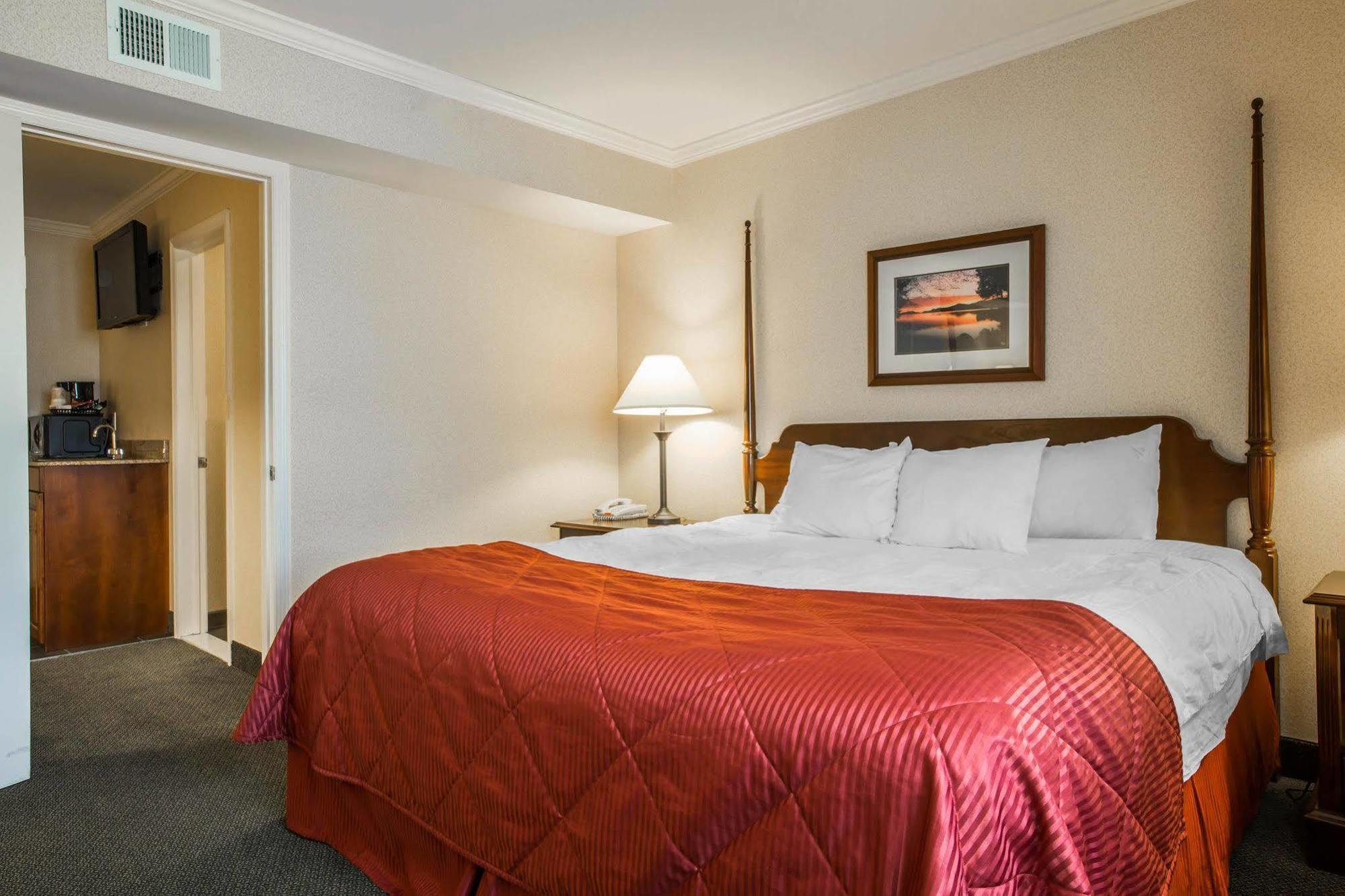 Clarion Inn & Suites At The Outlets Of Lake George Eksteriør billede