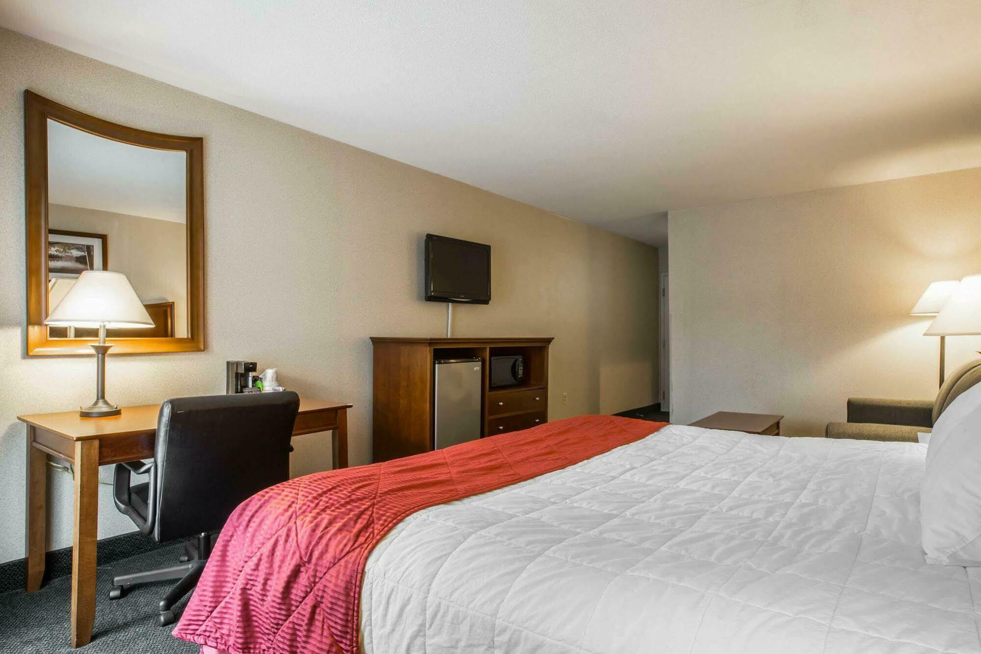 Clarion Inn & Suites At The Outlets Of Lake George Eksteriør billede