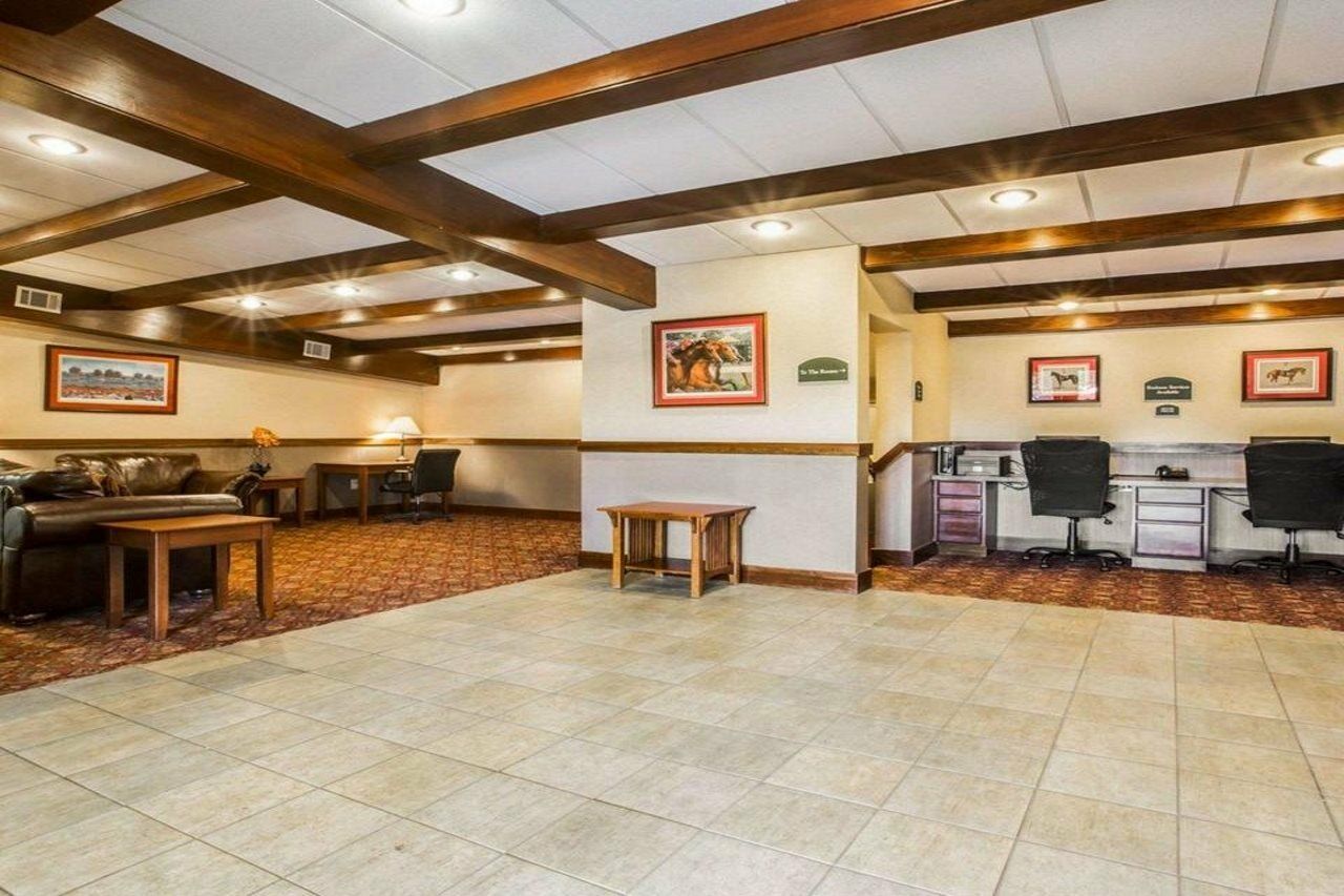 Clarion Inn & Suites At The Outlets Of Lake George Eksteriør billede